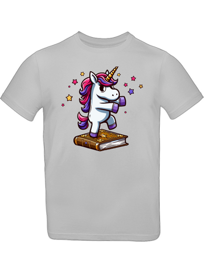 Camiseta infantil SK con unicornio bailando sobre un libro