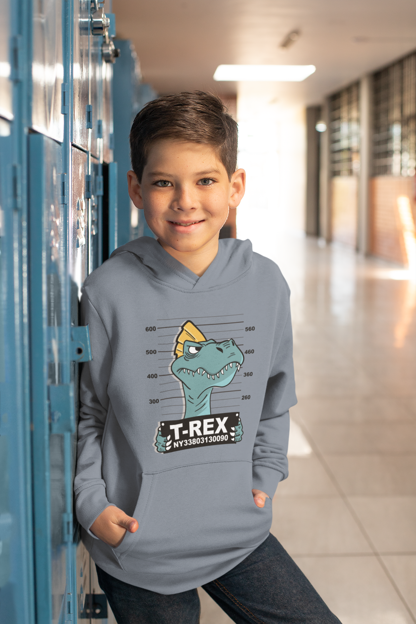 Hochwertiger Mittelschwerer Fleece-Hoodie für Jugendliche - Cartoon Dinosaurier T-Rex Verbrecherfoto - Weltweit verfügbar - GL