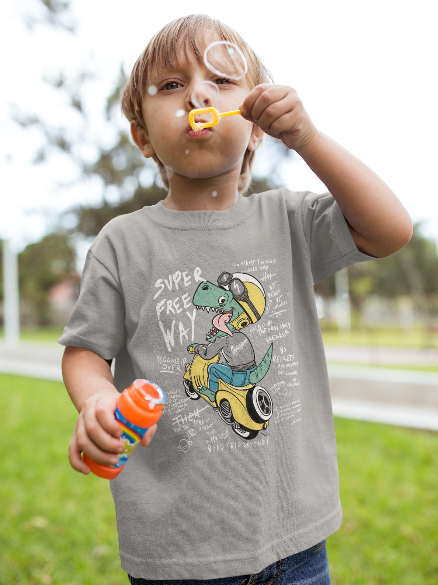 Camiseta Dinospeed de dibujos animados en scooter para niños