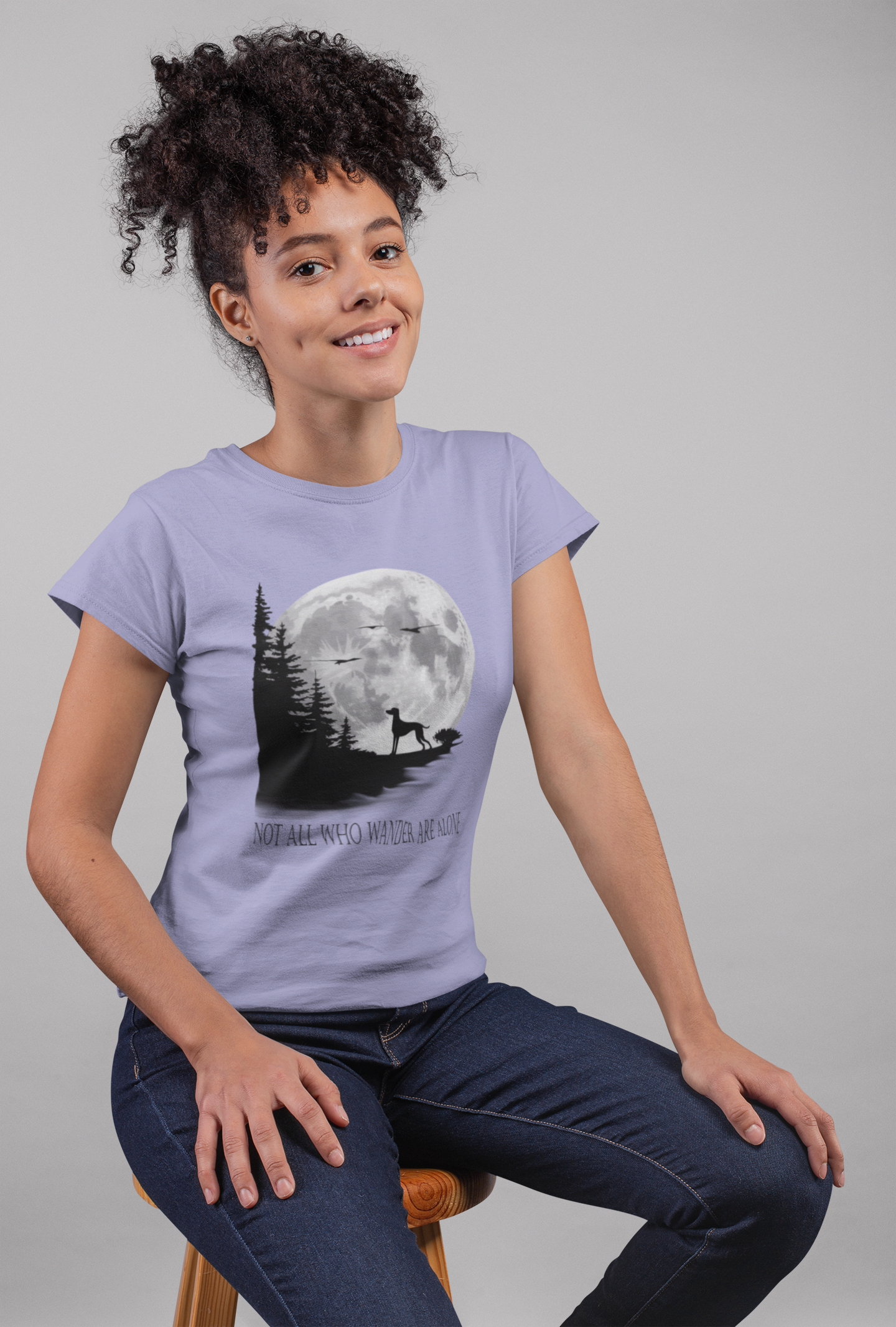 Hund Mondlandschaft NOT ALL WHO WANDER ARE ALONE Front - Damen Muser T-Shirt SH