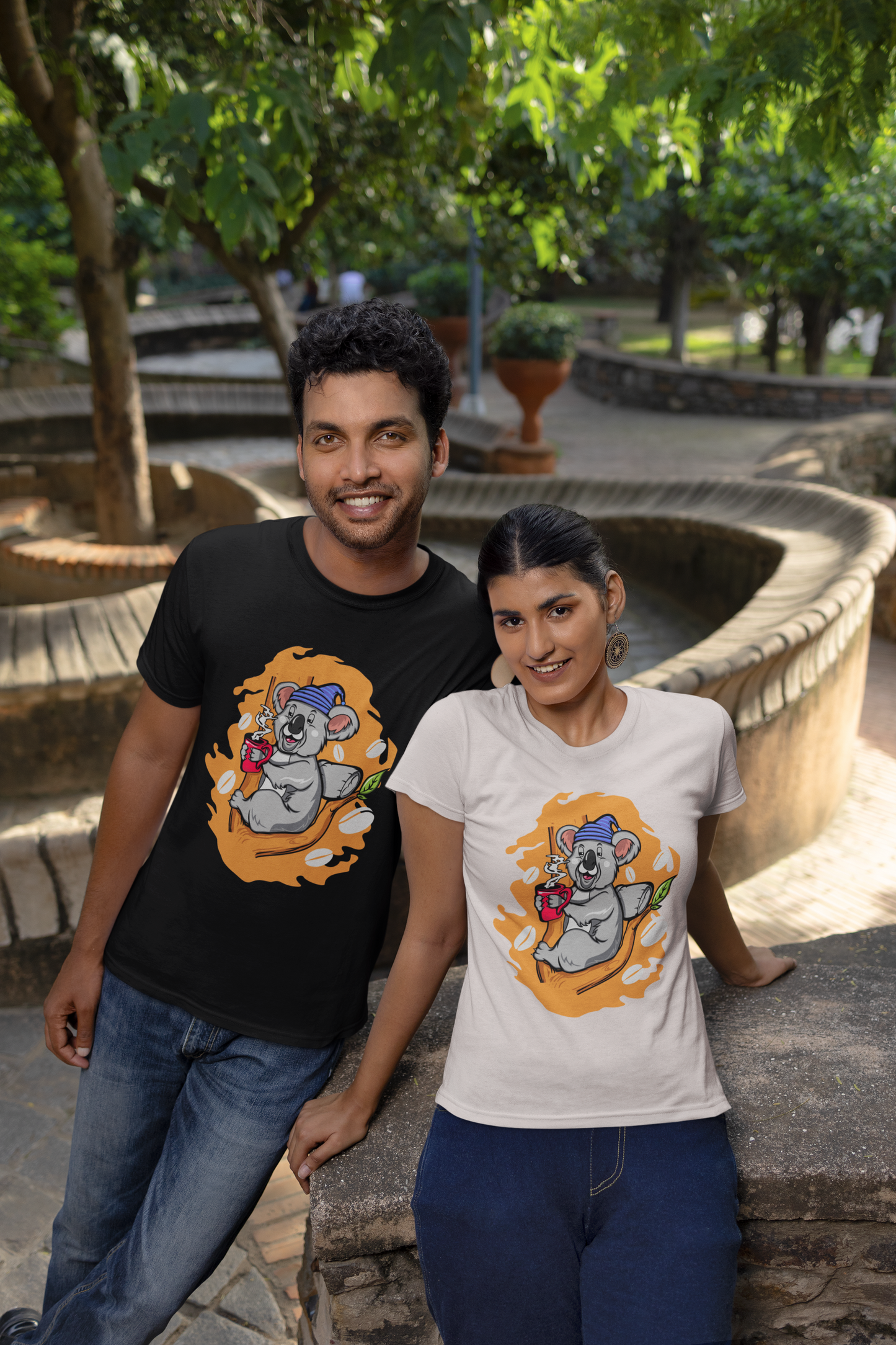 Koala Coffee Time Front - Unisex Erwachsenen Bio Baumwolle Kurzarm Shirt Creator T-Shirt 2.0 ST/ST SH