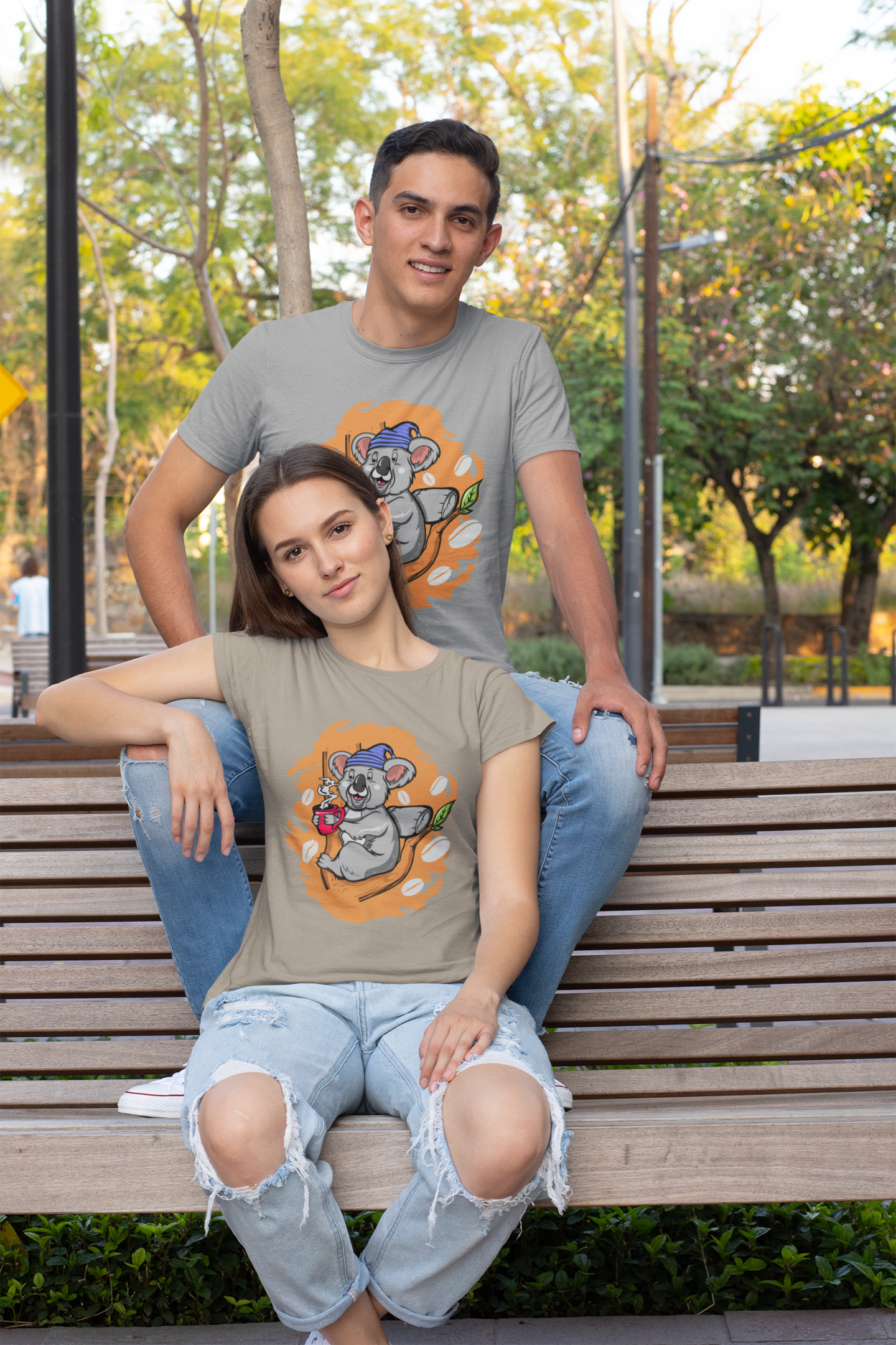 Koala Coffee Time Front - Unisex Erwachsenen Bio Baumwolle Kurzarm Shirt Creator T-Shirt 2.0 ST/ST SH