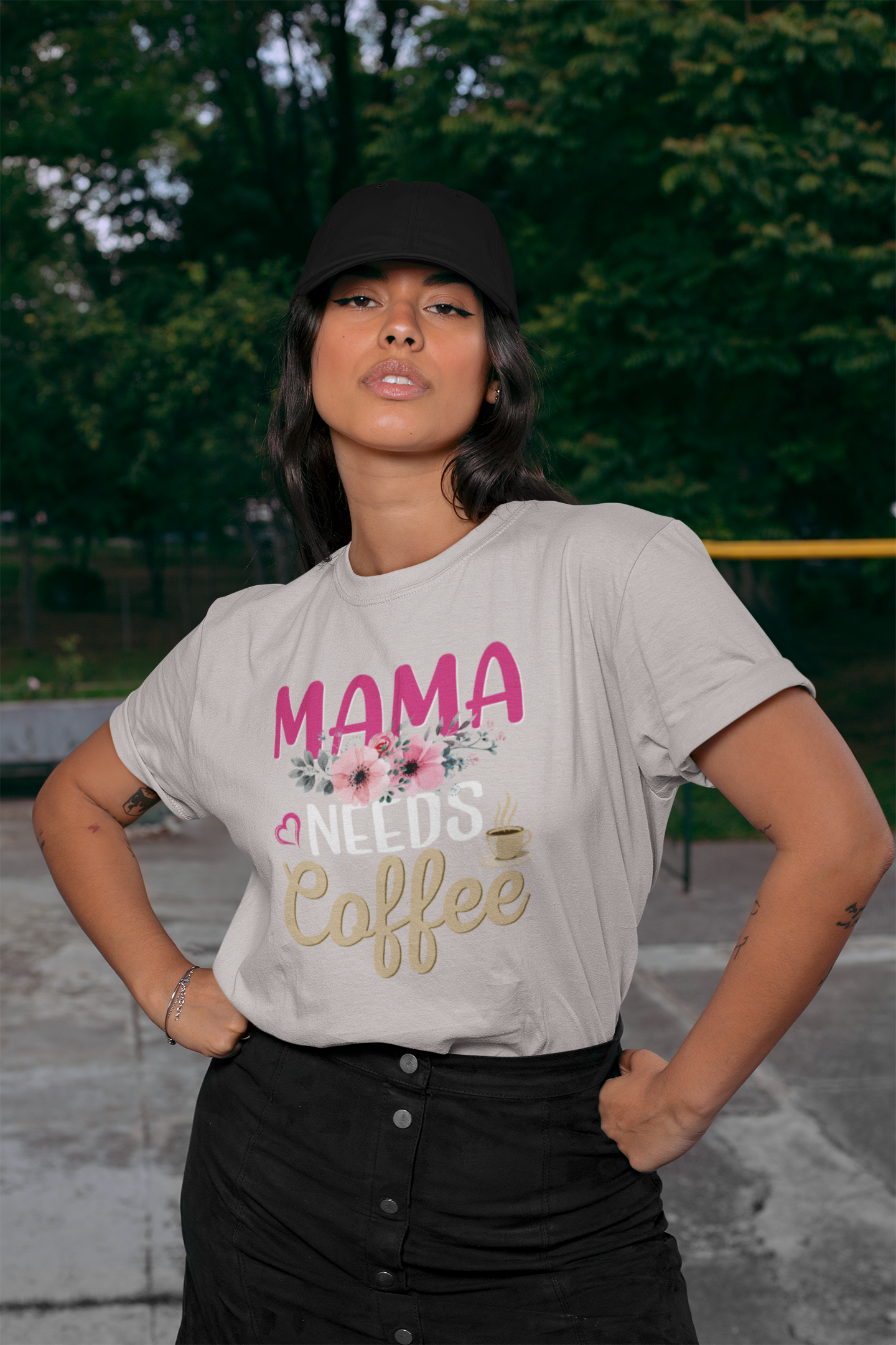 Mama needs Coffee Front - Unisex Erwachsenen Bio Baumwolle Kurzarm Shirt Creator T-Shirt 2.0 ST/ST SH