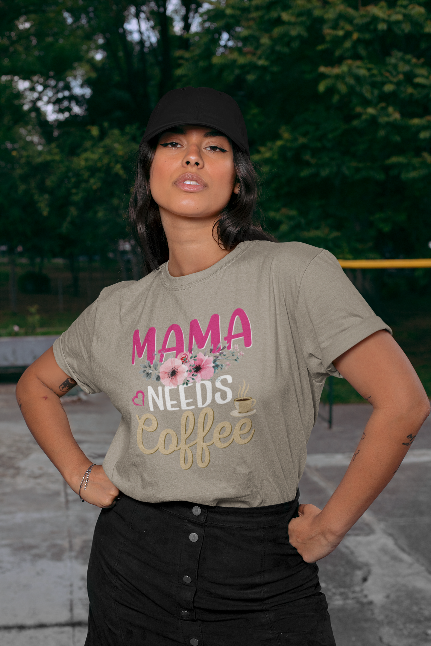 Mama needs Coffee Front - Unisex Erwachsenen Bio Baumwolle Kurzarm Shirt Creator T-Shirt 2.0 ST/ST SH