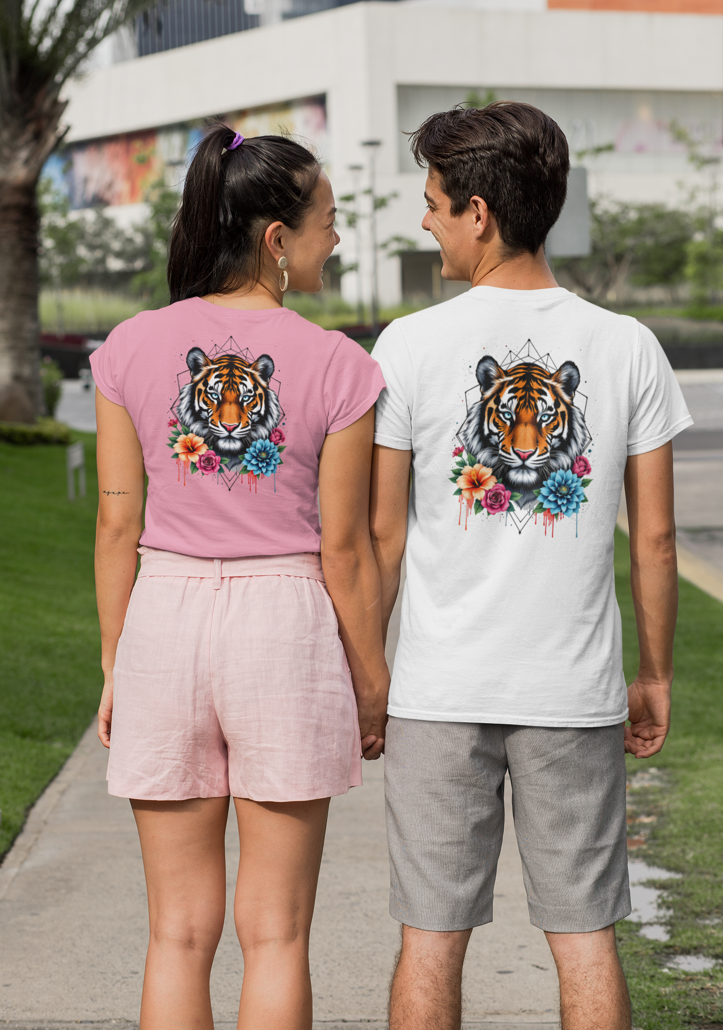 Tiger Passion in Blumen FlowerPower II Back - Unisex Bio Erwachsenen Creator T-Shirt ST/ST SH