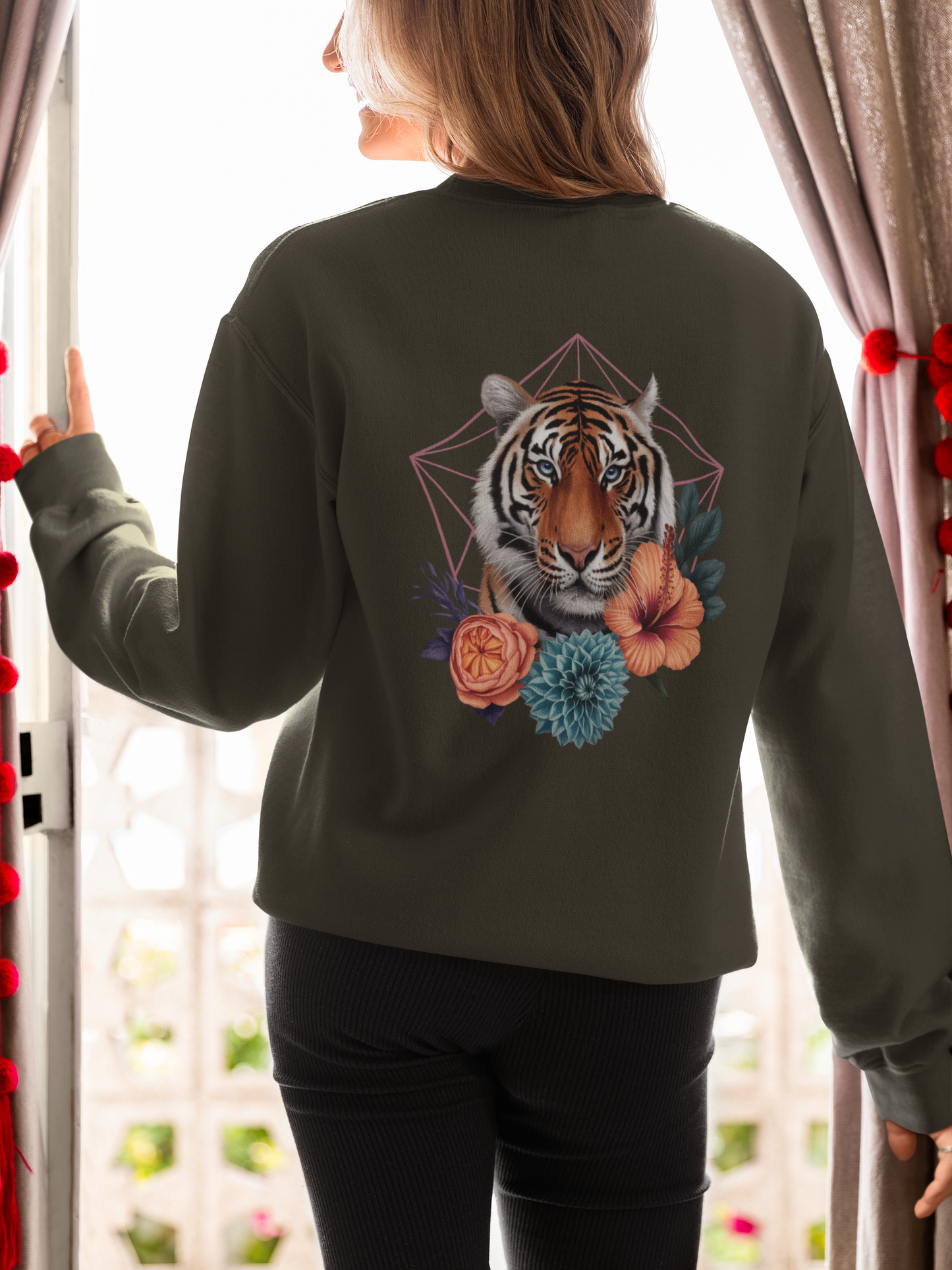Tiger Passion in Blumen Hexagon Back - Unisex Bio Erwachsenen Changer Sweatshirt ST/ST SH