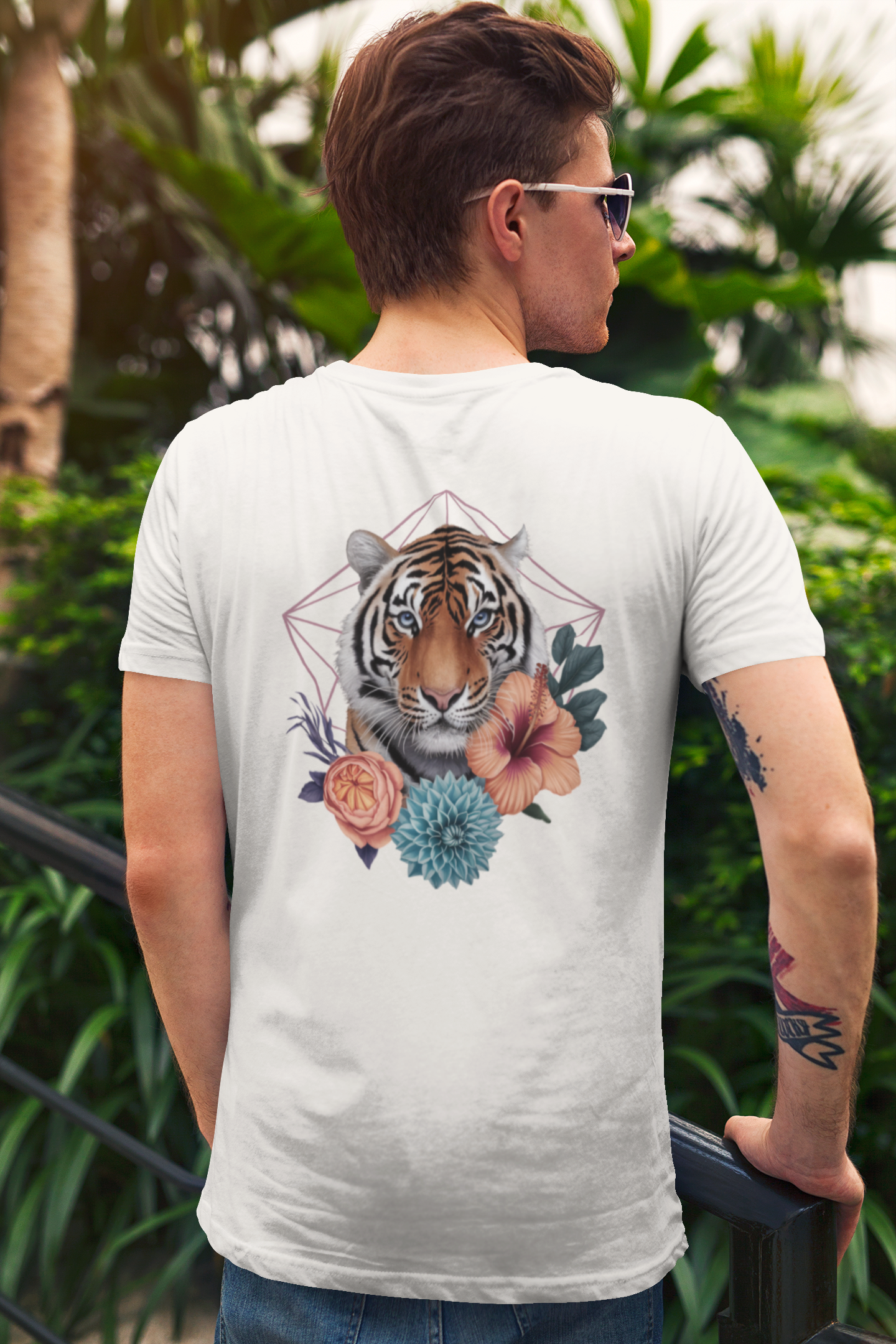 Tiger Passion in Blumen Hexagon Back - Unisex Bio Erwachsenen Creator T-Shirt ST/ST SH