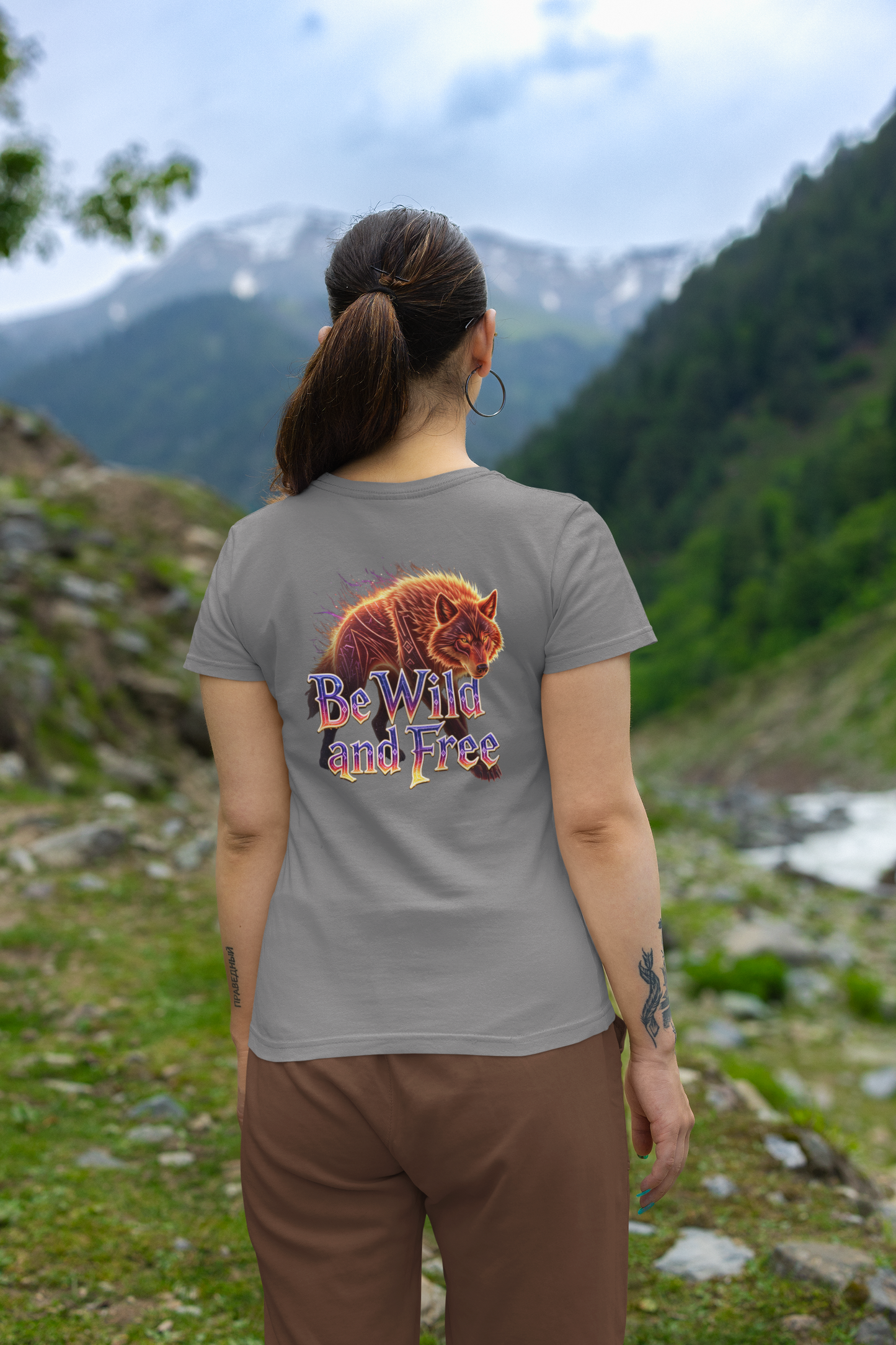 Wilder Wolf in Flammen Be Wild and Free Back - Unisex Erwachsenen Bio Creator T-Shirt ST/ST SH
