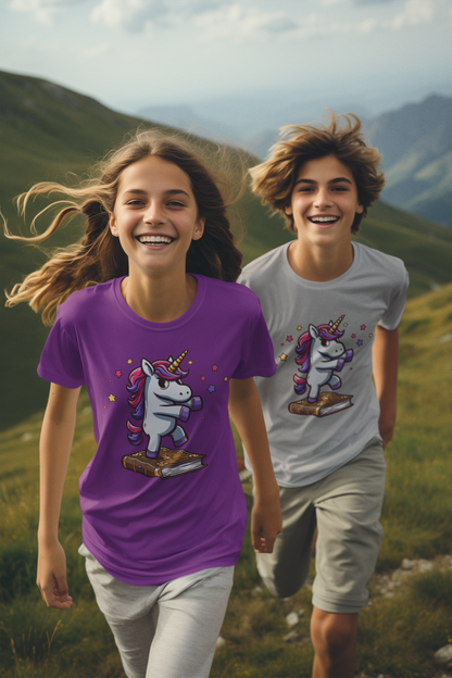 Camiseta infantil SK con unicornio bailando sobre un libro