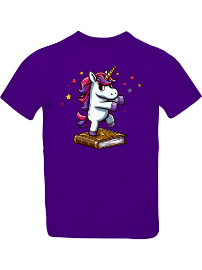 Camiseta infantil SK con unicornio bailando sobre un libro