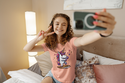 Camiseta infantil SK con unicornio bailando sobre un libro