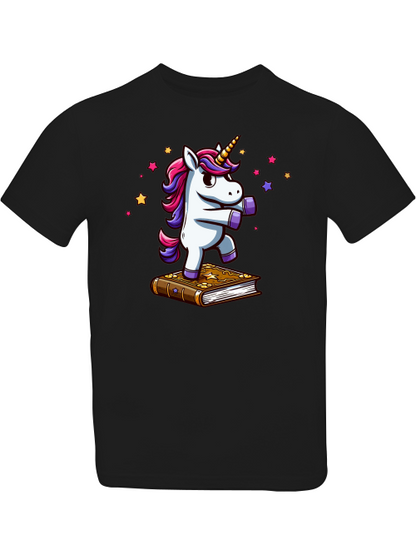 Camiseta infantil SK con unicornio bailando sobre un libro