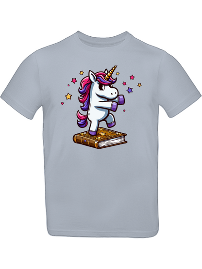 Camiseta infantil SK con unicornio bailando sobre un libro