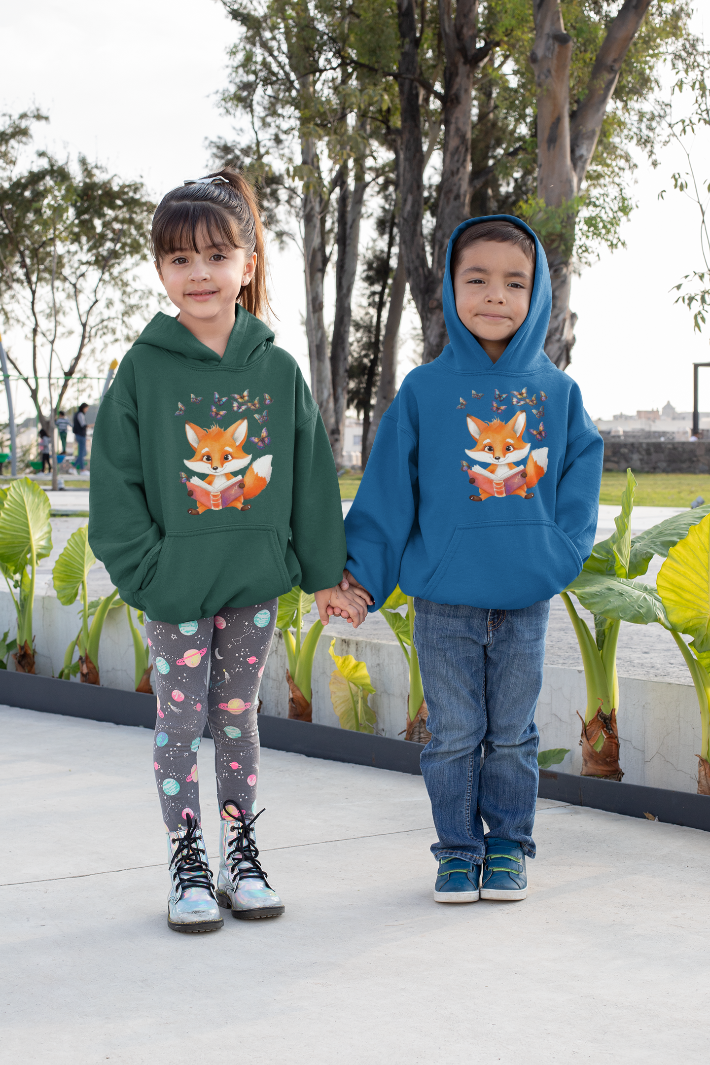 Sudadera con capucha premium para niños Zorro con grupo de mariposas