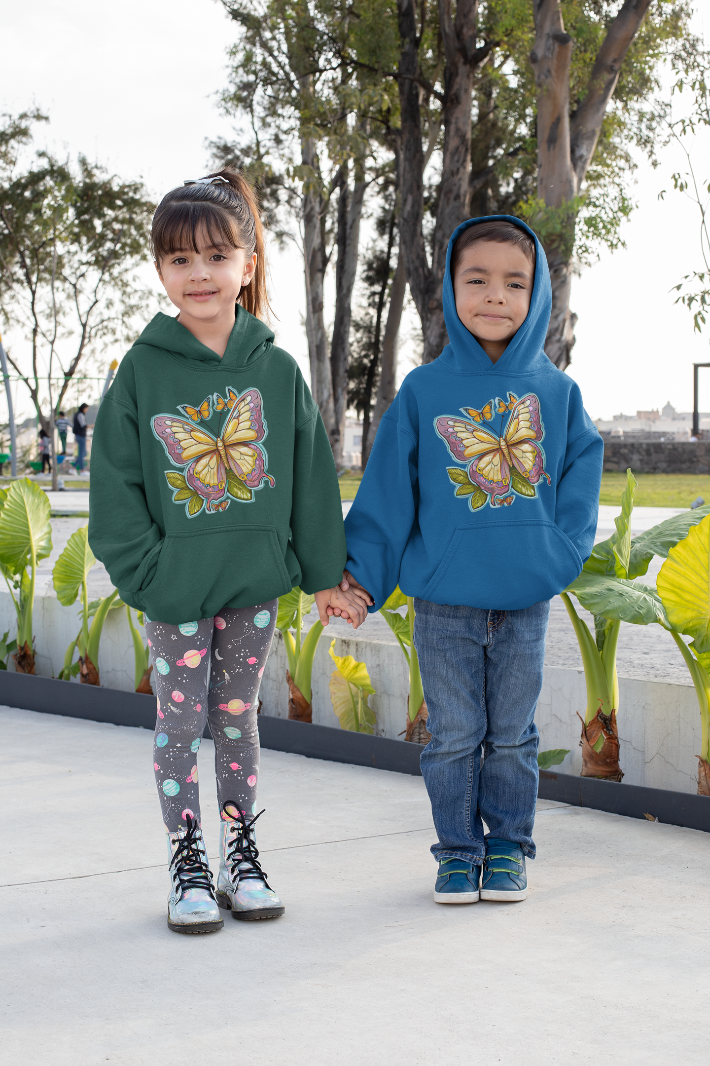 Sudadera con capucha premium para niños con aura pintada de mariposa