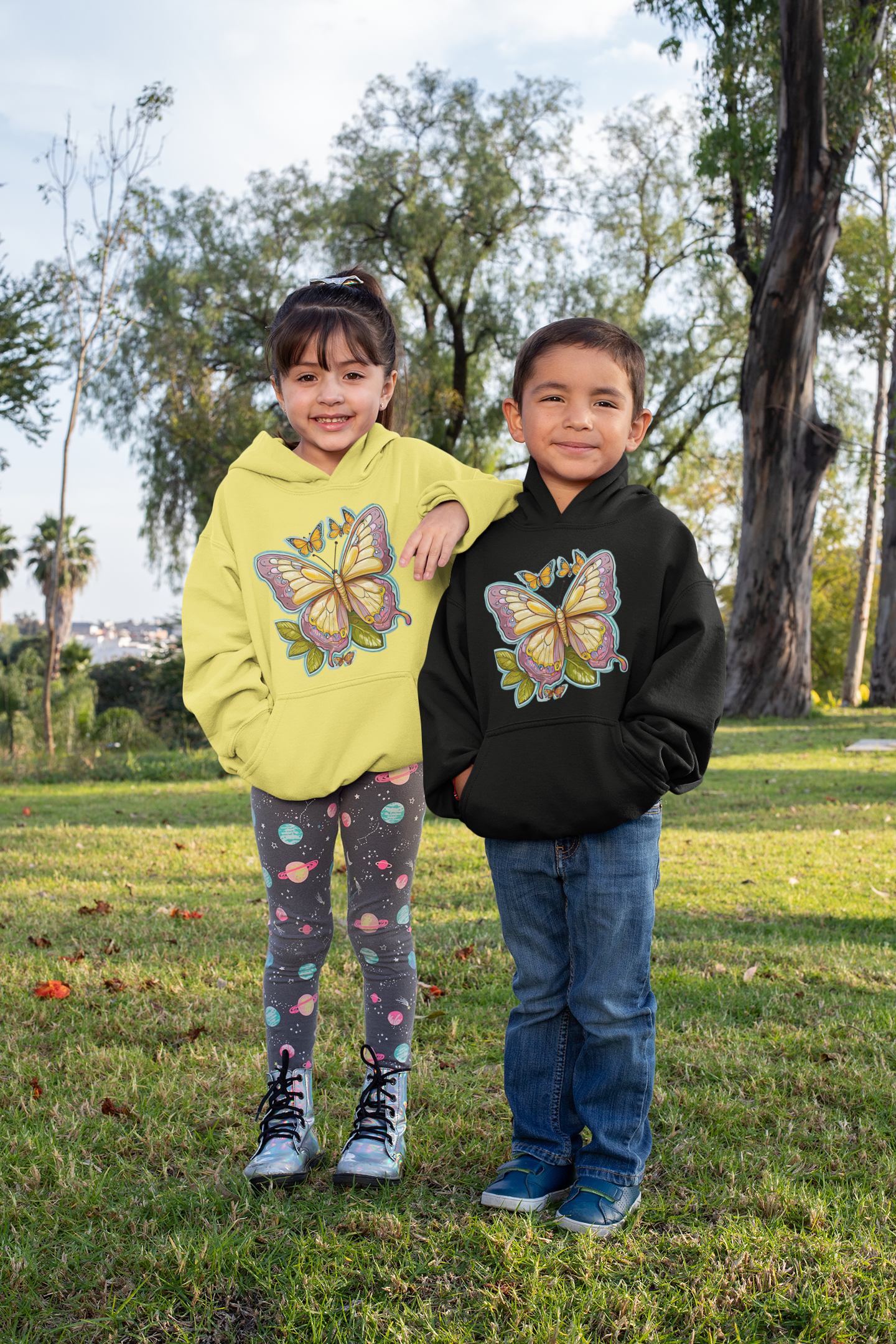 Sudadera con capucha premium para niños con aura pintada de mariposa