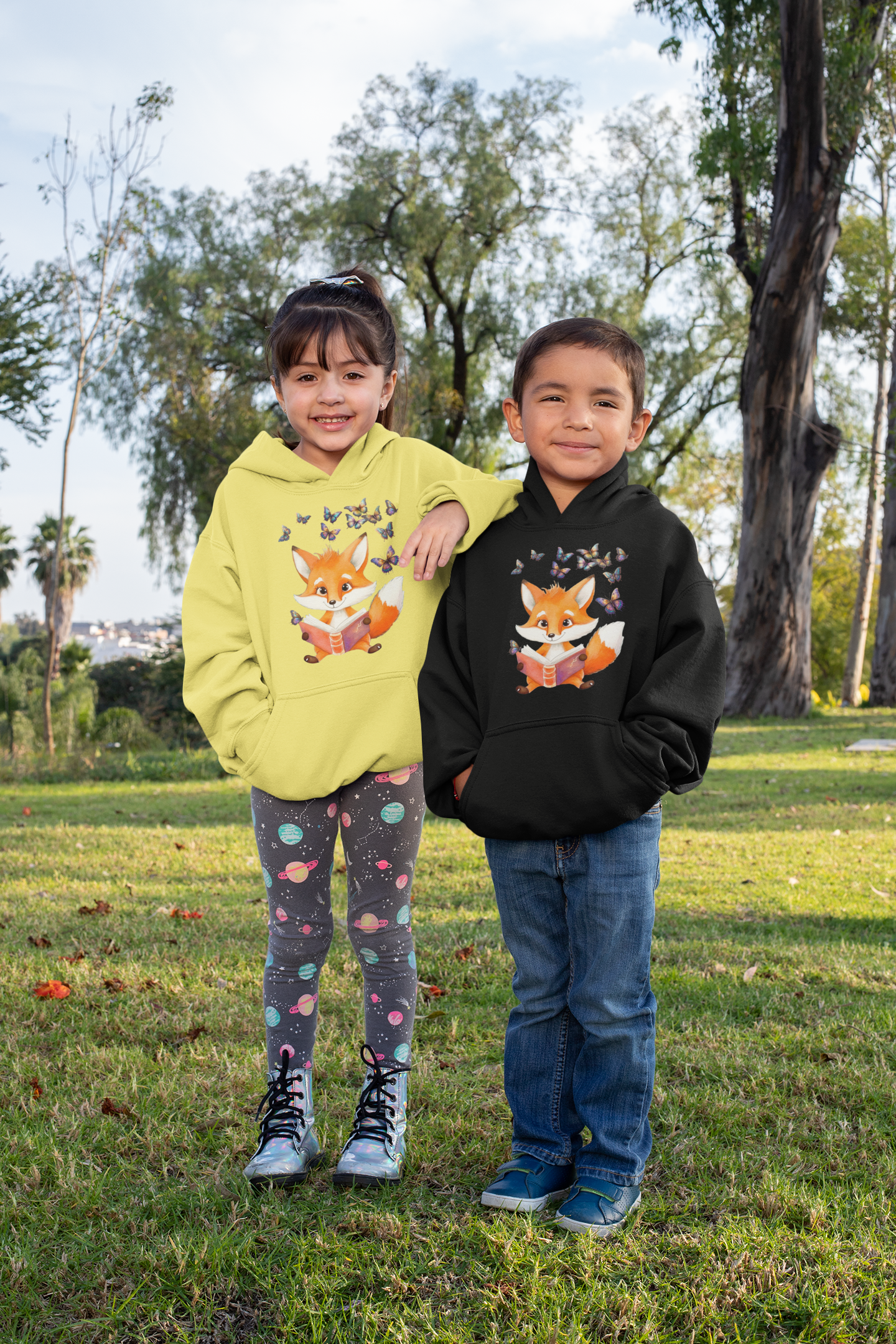 Sudadera con capucha premium para niños Zorro con grupo de mariposas