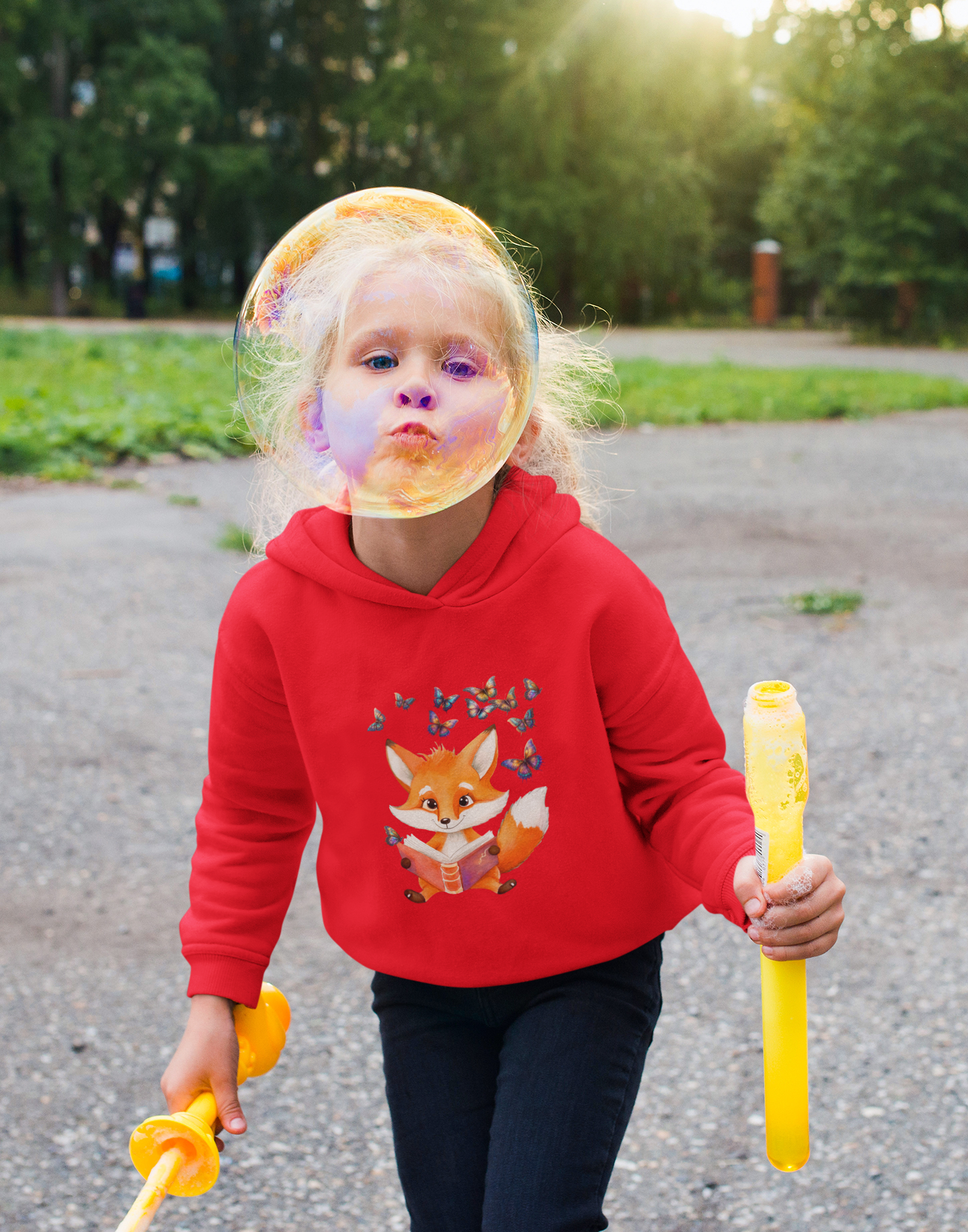 Sudadera con capucha premium para niños Zorro con grupo de mariposas