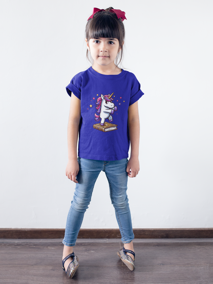 Camiseta infantil SK con unicornio bailando sobre un libro