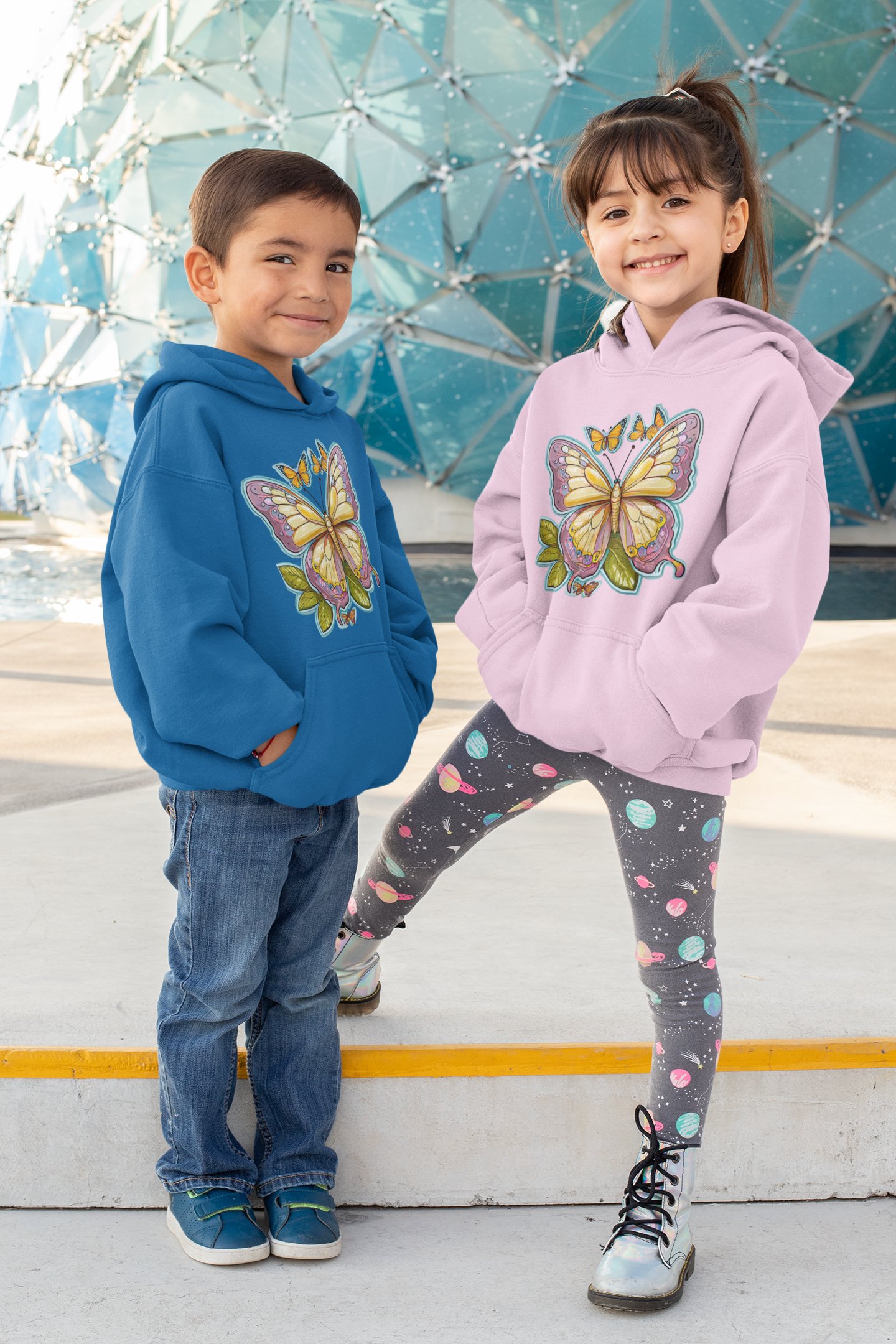 Sudadera con capucha premium para niños con aura pintada de mariposa