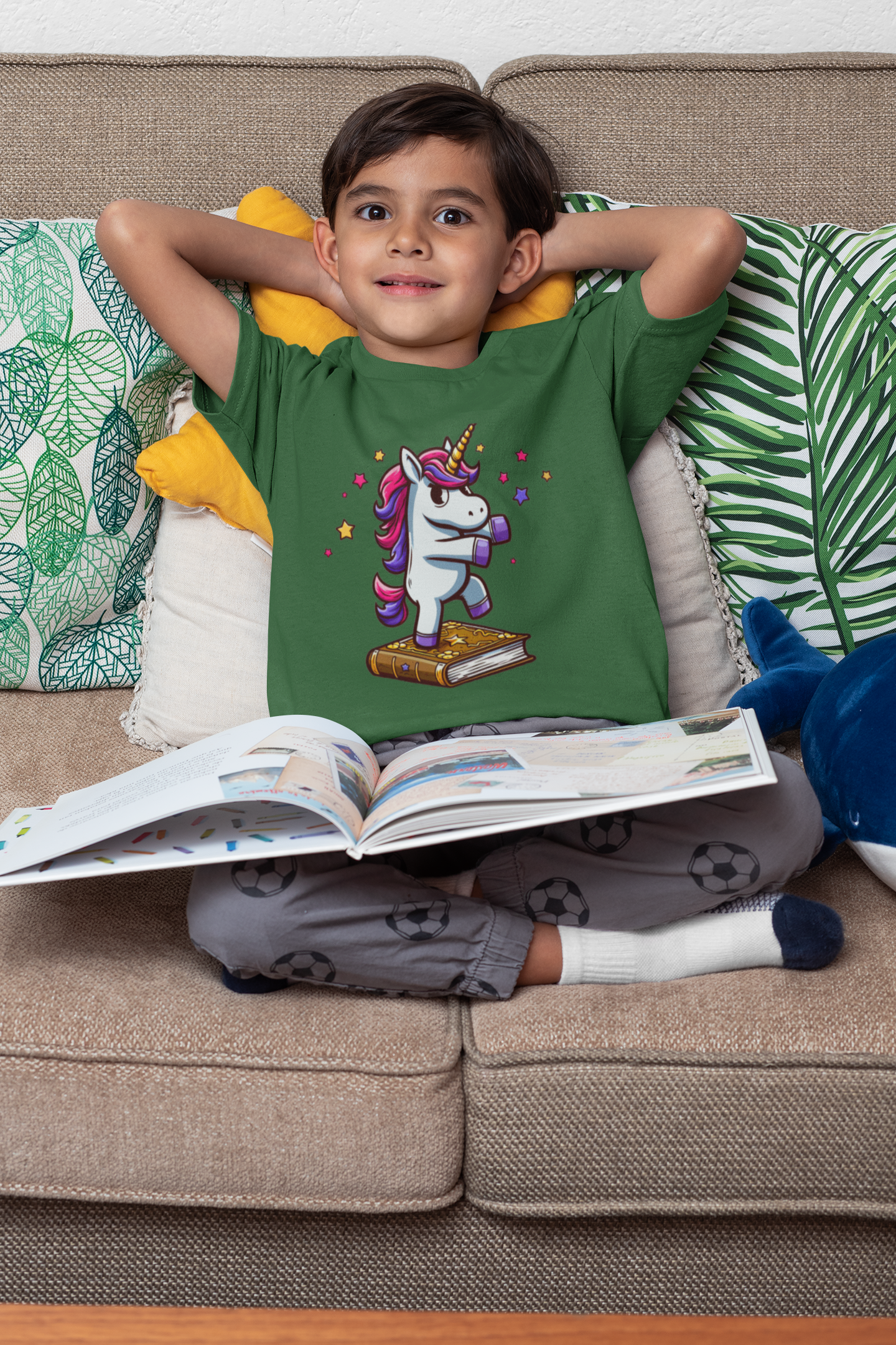 T-Shirt Kids Unicorn dances on book