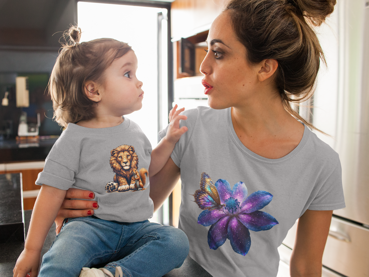 Cartoon Loewe mit Eichhörnchen - Baby Creator T-Shirt SK