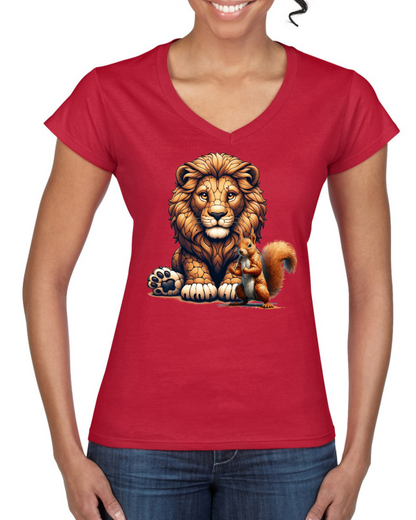 Camiseta Softstyle con cuello en V para mujer, camiseta de pareja, león con ardilla