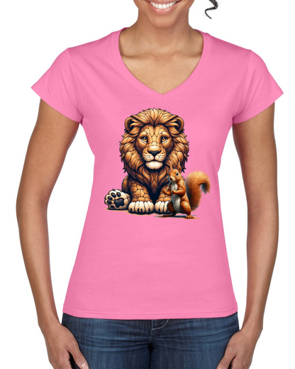 Camiseta Softstyle con cuello en V para mujer, camiseta de pareja, león con ardilla