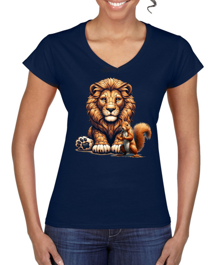 Camiseta Softstyle con cuello en V para mujer, camiseta de pareja, león con ardilla