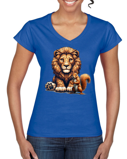 Camiseta Softstyle con cuello en V para mujer, camiseta de pareja, león con ardilla