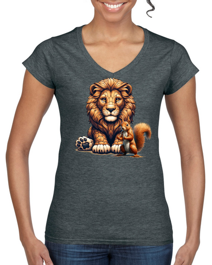 Camiseta Softstyle con cuello en V para mujer, camiseta de pareja, león con ardilla