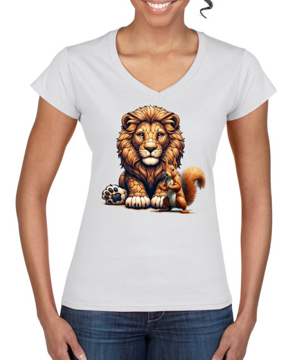 Camiseta Softstyle con cuello en V para mujer, camiseta de pareja, león con ardilla